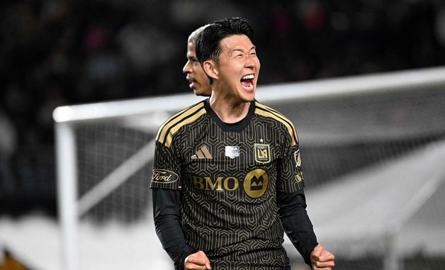 포효하는 손흥민