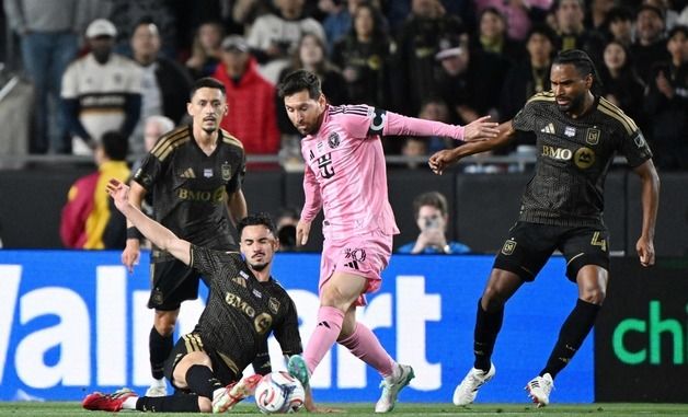 드리블하는 메시