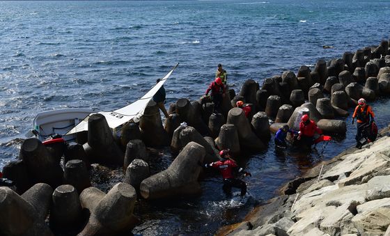 테트라포드에 좌초된 딩기요트