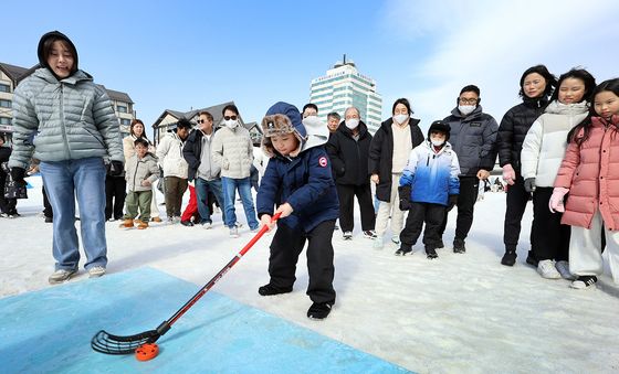 아이스하키 체험하는 어린이