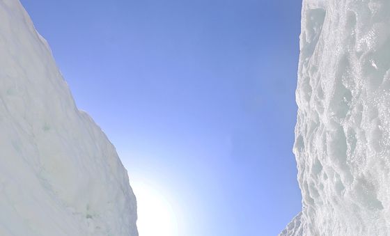 눈터널 지나는 방문객