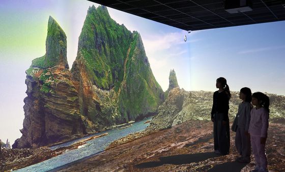 독도체험관 찾은 가족 단위 방문객