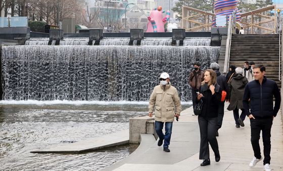 봄날씨에 청계천 방문한 관광객들