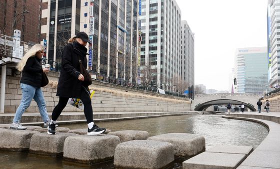 청계천 찾은 외국인 관광객들