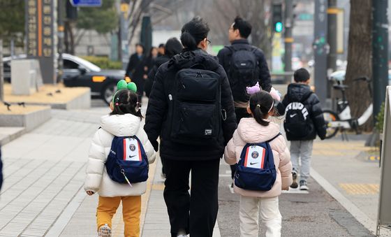 새학기 앞두고 맨 '책가방'