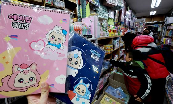 필기노트 고르는 학생들