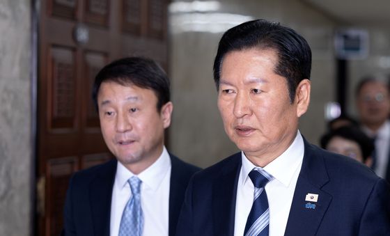 정책 의원총회 향하는 정청래 대표와 한병도 원내대표