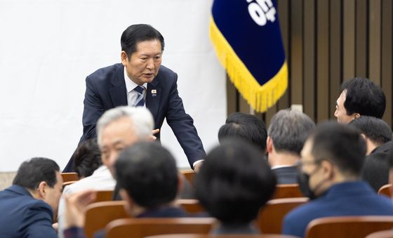 의원들과 대화 나누는 정청래 대표