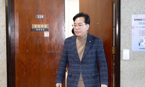 회의장 나서는 송언석 원내대표
