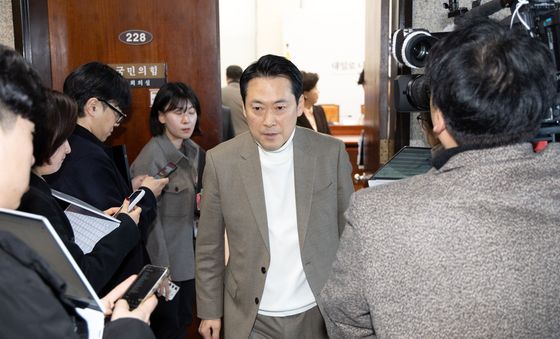 비공개 최고위 마치고 나서는 장동혁 대표