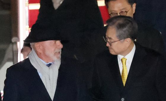 조현 외교부 장관 안내 받는 룰라 브라질 대통령