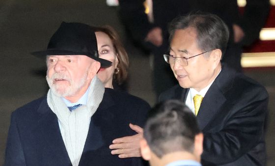 조현 장관 안내 받는 룰라 브라질 대통령