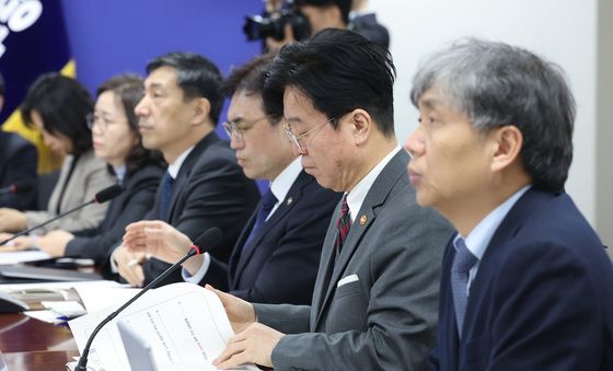 자료 살펴보는 김영훈 장관