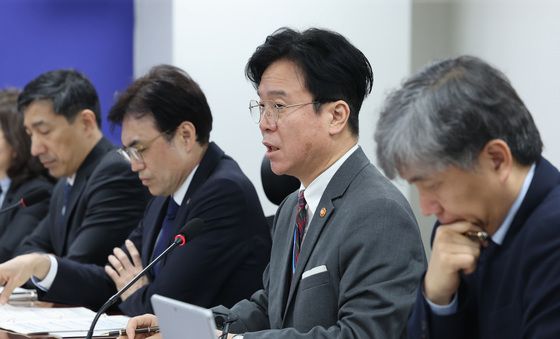 현안 논의하는 김영훈 장관