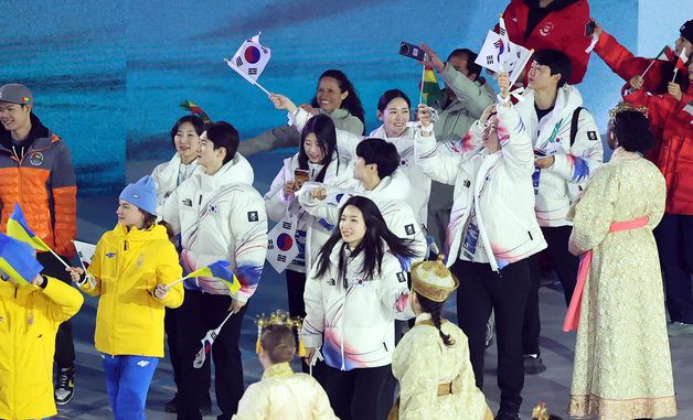 폐막식 참석하는 대한민국 선수단