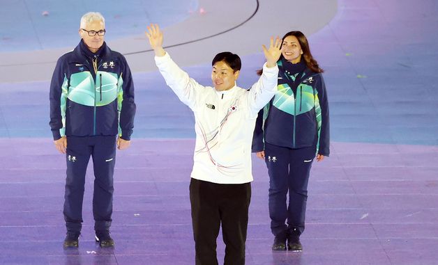 밀라노 동계올림픽 폐막식에서 인사하는 원윤종 선수위원