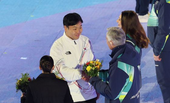 꽃다발 전달하는 원윤종 IOC 선수위원