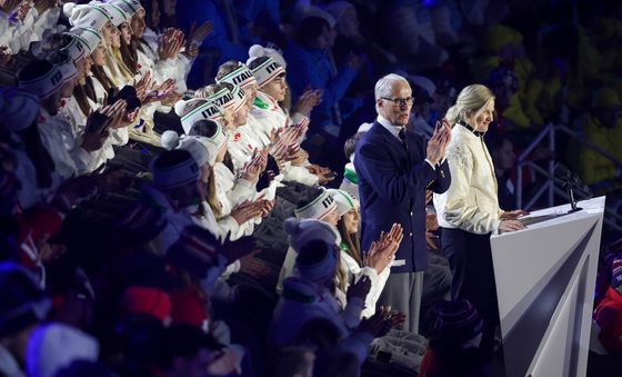 박수치는 조반니 밀라고 조직위원장