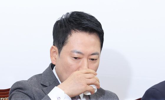 목 축이는 장동혁 대표