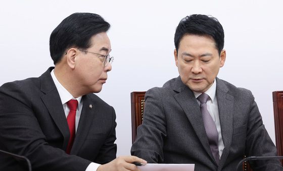 대화나누는 장동혁·송언석