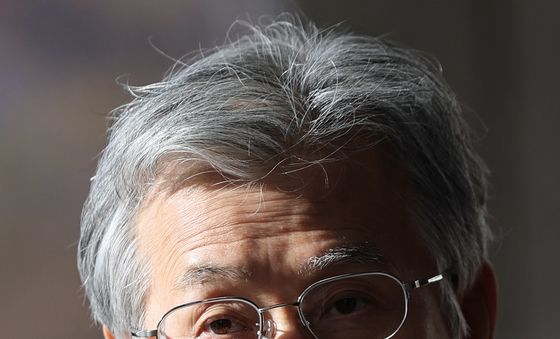 조희대 대법원장, '옅은 미소'