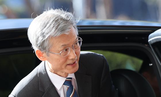 출근하는 조희대 대법원장