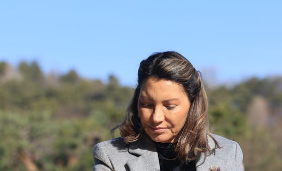 참배하는 브라질 영부인