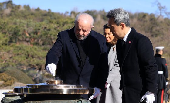 현충탑에 참배하는 룰라 브라질 대통령