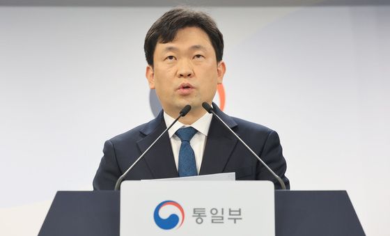 브리핑하는 윤민호 통일부 대변인