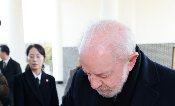 방명록 작성하는 브라질 대통령