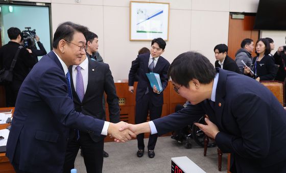 인사나누는 김교흥 위원장·최휘영 장관