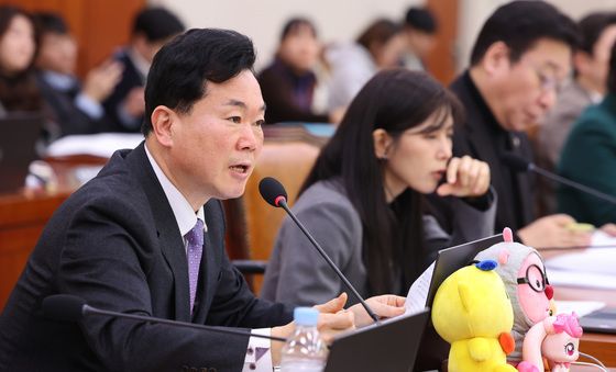 캐릭터 인형 놓고 발언하는 김승수 의원