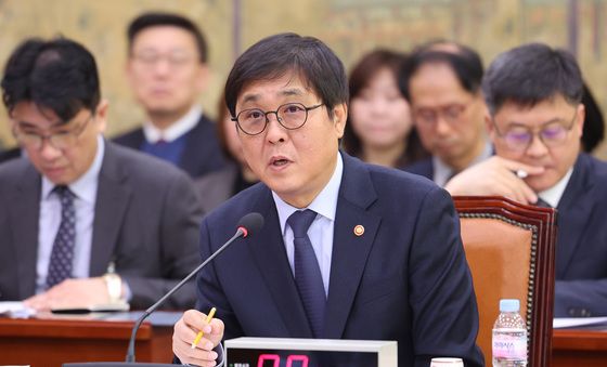 의원 질의 답변하는 최휘영 장관