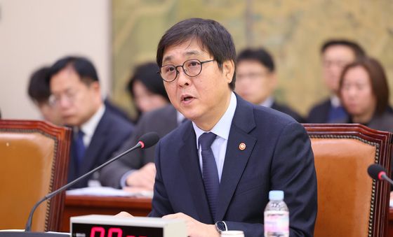 답변하는 최휘영 장관