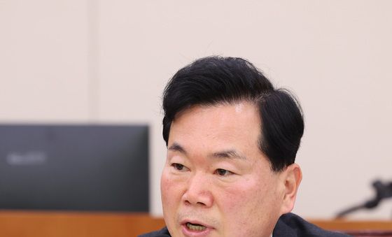 캐릭터 인형 등장한 문화체육관광위원회