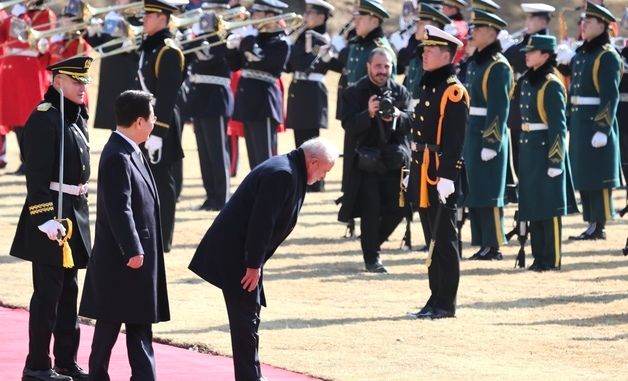 태극기에 인사하는 룰라 브라질 대통령