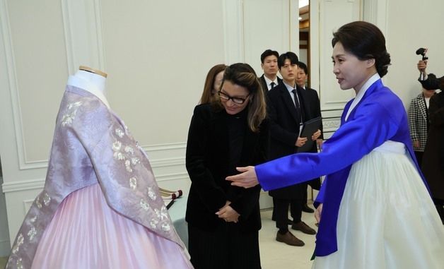 호잔젤라 다시우바 여사에게 맞춤한복 소개하는 김혜경 여사