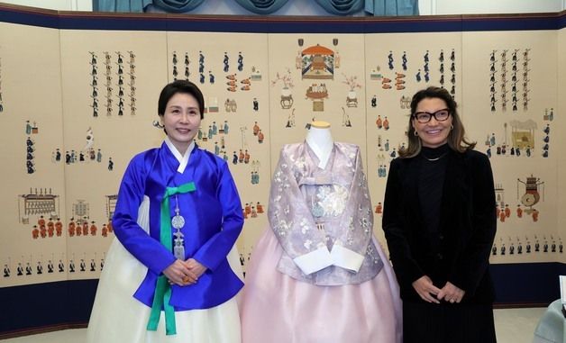 기념촬영하는 김혜경 여사와 호잔젤라 다시우바 여사