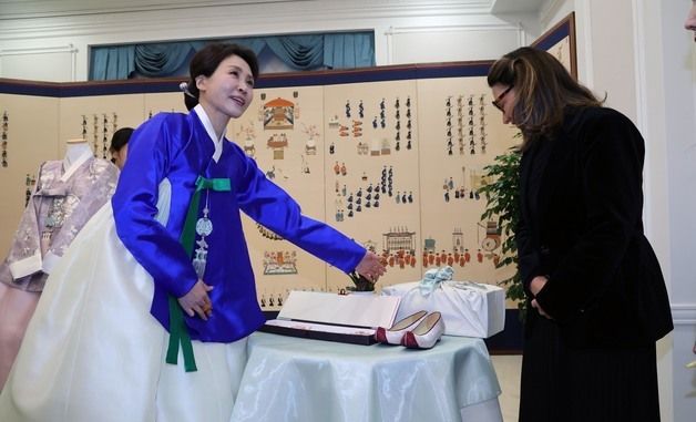 호잔젤라 다시우바 여사에게 한복 선물하는 김혜경 여사