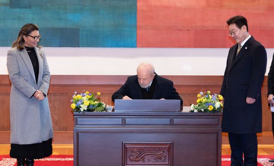 방명록 작성하는 룰라 대통령