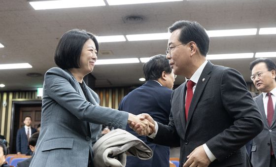 악수하는 송언석 원내대표와 배현진 의원