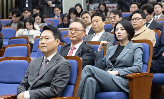 송언석 원내대표 모두발언 듣는 장동혁 대표