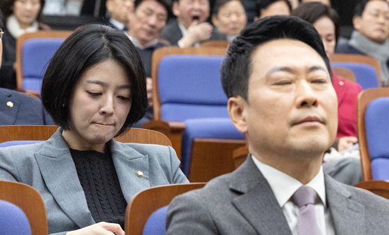 장동혁 대표 뒤에 자리한 배현진 의원