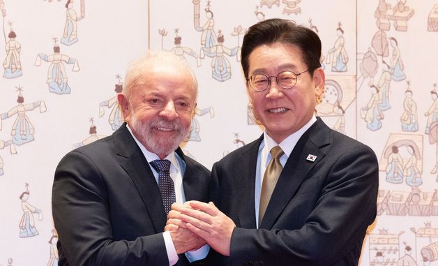 정상회담 전 악수하는 이재명 대통령과 룰라 브라질 대통령