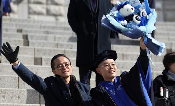 '아버지와 함께 졸업을 자축해요'