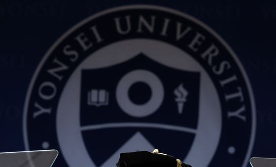 학위수여식 축사하는 윤동섭 총장