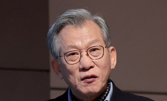 '뮷즈' 착용한 유홍준 국립중앙박물관장