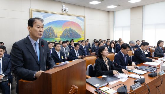 국회 정무위 업무보고하는 권오을 국가보훈부 장관