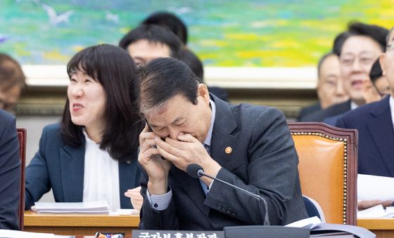 통화하는 권오을 국가보훈부 장관