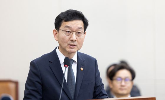 업무보고하는 윤창렬 국무조정실장